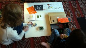 Abbildung 7: Im Praxistest hatten weder die sechsjährige Meret noch die elfjährige Selma Probleme im Umgang mit dem Kano-Kit. Lediglich das Bedienen der Apps forderte ihnen eine gewisse Lernphase ab.
