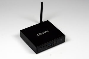 Abbildung 1: Das Gehäuse des Giada F210U passt mit etwa 11 x 11 cm auf eine CD-Hülle.