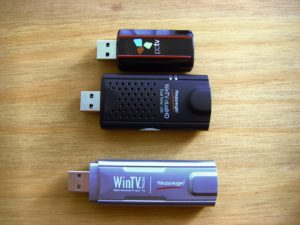 Abbildung 1: Die beiden Hybrid-Sticks (oben) fallen nicht größer aus als ein älterer reiner DVB-T-Stick (unten).
