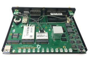 Abbildung 1: Leistungsfähige Hardware in schlichter Optik: Die Bestückung mit drei Mini-PCI-Express-Schnittstellen, viel RAM, einem schnellen ARM-Porzessor und 8 GByte permanentem Speicher lassen kaum Wünsche offen. (Quelle: CZ.NIC)