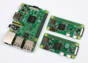 Abbildung 1: Familientreffen: Der gro&szlig;e Raspberry&nbsp;Pi&nbsp;3 mit seinen kleinen Br&uuml;dern Pi&nbsp;Zero (rechts unten) und Pi&nbsp;Zero&nbsp;W (rechts oben). 