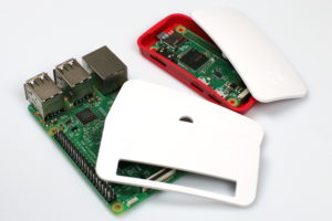 Abbildung 3: Um den Raspberry&nbsp;Pi&nbsp;Zero im Geh&auml;use zu montieren, muss man diesen lediglich einklicken. 