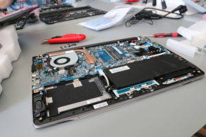 Abbildung 1: Das InfinityBook Pro 13 von Tuxedo lässt sich mit wenigen Handgriffen öffnen.