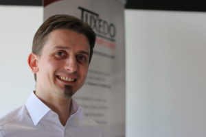 Abbildung 2: Tuxedo-Chef Herbert Feiler stellte auf dem Assembling Day 2017 vor, wie die Tuxedo-Notebooks entstehen.