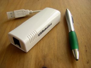 Abbildung 1: Aktuelle Faxmodems von U.S. Robotics erinnern kaum mehr an die klobigen K&auml;sten vergangener Zeiten. 