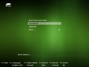 Abbildung 8: Auf Systemen mit BIOS zeigt das Installationsmedium von OpenSuse Leap 42.2 dieses schicke Men&uuml; an. &Uuml;ber [F2] k&ouml;nnen Sie es auf Deutsch umschalten. 