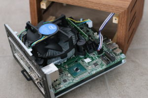 Abbildung 1: Das Innenleben des Datamate Homie. Gegenüber der Serie ist das Testgerät noch mit einem etwas lauteren Boxed-Lüfter ausgestattet.