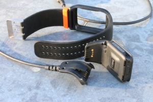 Abbildung 1: Die TomTom Adventurer l&auml;sst sich aus dem Armband l&ouml;sen. Zum Laden und Auslesen braucht es ein spezielles USB-Kabel. 