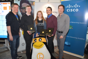 Feierliche Preisübergabe: Reiner Brandt (Geschäftsführer Linux Professional Institute Central Europe), Gewinner Josef Ledig, beste Teilnehmerin im Wettbewerb Katrin Claßen, Gewinner Maximilian Treffert und Carsten Johnson (Deutschland-Chef Cisco Networking Academy) auf den Chemnitzer Linux-Tagen am 10. März in Chemnitz (v.l.).