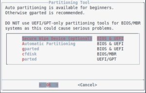 Abbildung 3: Der textbasierte Installer von ArchLabs bietet bei der Partitionierung mehrere M&ouml;glichkeiten f&uuml;r die Verwendung mit BIOS oder UEFI an.
