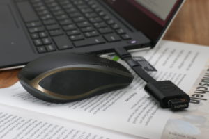 Abbildung 1: Das 2018er-Modell des XPS&nbsp;13 verf&uuml;gt nur noch &uuml;ber USB-C/Thunderbolt-Ports, was Adapter f&uuml;r den Anschluss von USB-Sticks oder Funk-Dongles erfordert.