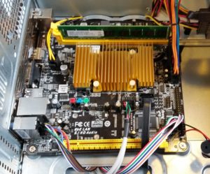 Abbildung 2: Platz f&uuml;r Erweiterungskarten ist hier rar: Ein einzelner Slot steht auf diesem Low-Cost-Mainboard zur Verf&uuml;gung.