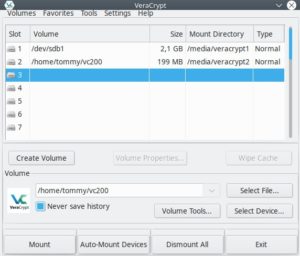 Abbildung 5: Eingehängte Volumes zeigt Veracrypt in einer Liste an. Um die technischen Daten des jeweiligen Volumes abzurufen, klicken Sie auf <span class="ui-element">Volume properties...</span>.