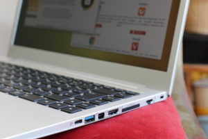 Abbildung 1: Ethernet und klassische USB-Ports: Das InfinityBook Pro 14 hat trotz flacher Bauform alles Wichtige an Bord.