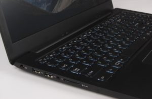 Abbildung 4: Linksseitig sind neben Netzanschluss, Audio-Buchse und Kartenleser zwei weitere USB-2.0-Buchsen verbaut.