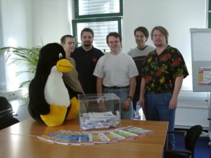 Abbildung 2: EasyLinux-Redakteure Ende 2003, von links nach rechts: Elisabeth Bauer, Mirko D&ouml;lle, Hans-Georg E&szlig;er, Achim Leitner, Fred Andresen.