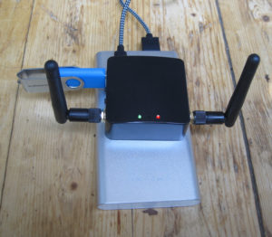 Abbildung 1: Der Router zieht so wenig Strom, dass eine Powerbank ausreicht, um ihn zu versorgen. Das macht die Kombination tats&auml;chlich mobil.