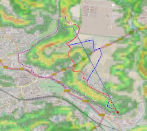 Abbildung 4: Während Routino stur über die stärksten Steigungen leitet (rot) umgeht das speziell für Radfahrer konzipierte BRouter diese je nach Konfiguration auf Kosten mäßiger oder großer Umwege (blau und violett).
