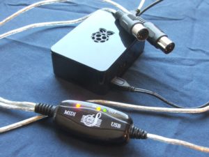 Abbildung 2: Ein kostengünstiger Noname-Midi-Controller am USB-Port eines RasPi. Das Gerät erhält die Betriebsspannung via USB und funktioniert mit dem Alsa-Sequencer sofort nach dem Anschließen.
