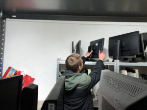 Abbildung 3: Monitore f&uuml;hrt der Verein ebenfalls einer Zweitverwertung zu. Allerdings nehmen die Mitglieder aus Platzgr&uuml;nden nur TFT-Displays an.
