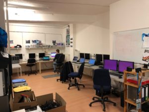 Abbildung 4: In diesem Raum nehmen die Mitglieder die Spenden an, &uuml;berarbeiten Hardware und schicken diese mit Linux versehen in ein zweites Leben.