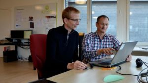 Abbildung 5: In den R&auml;umlichkeiten von Faircomputer bereiten zwei Vereinsmitglieder ein Notebook auf sein zweites Leben vor.