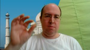 Abbildung 10: Die Greenscreen-Montage (links) und das Ausgangsmaterial (rechts) im Vergleich: Der sehr gute Kdenlive-Filter <span class="ui-element">Farbauswahl</span> schafft es, die laienhafte Greenscreen-Aufnahme in eine Montage zu verwandeln.