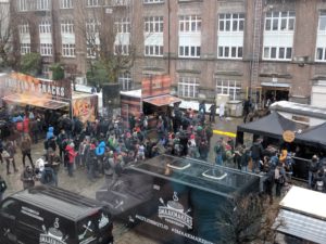Abbildung 2: Die Nahrungsaufnahme will eingeplant sein: Vor den Imbisswagen und in den Cafeterias bildeten sich lange Schlangen.