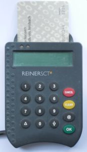 Abbildung 2: Bei HBCI mit Chipkarte kommt ein Chipkartenleser (hier ein Cyberjack e-com) und eine eigene Chipkarte f&uuml;r das Online-Banking zum Einsatz.