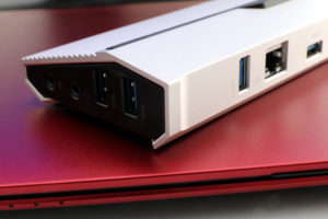 Abbildung 2: Zwei USB-Ports sind an der Seite angeordnet und bieten sich so f&uuml;r den Anschluss von USB-Sticks an. Dort finden sich au&szlig;erdem die Anschl&uuml;sse f&uuml;r Kopfh&ouml;rer und ein Mikrofon.