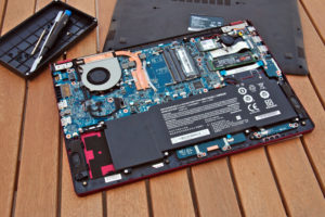 Abbildung 5: Zum Öffnen des Tuxedo InfinityBook Pro 15 v4 benötigen Sie lediglich einen Schraubendreher, einen flachen Spachtel und einen abgeschnittenen Zahnstocher.