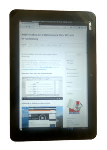 Abbildung 2: Ein magnetischer Steckverbinder, der sich leicht l&ouml;sen l&auml;sst, koppelt das Tablet mit dem Tastaturdock. Alle Anschl&uuml;sse befinden sich an der linken Seite des Tablets, sodass das Dock auch zu Hause bleiben darf.