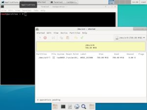 Abbildung 4: Nach dem Integrieren des Ordners <code>.config/</code> in die Live-Umgebung startet XFCE unterbrechungsfrei und öffnet auch gleich per Autostart das XFCE-Terminal und Gparted.