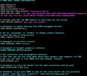 Abbildung 5: Kernel-Startparameter (Zeile <code>GRUB_CMDLINE_LINUX</code>) veranlassen das Aufschlie&szlig;en der Root-Partition im fr&uuml;hen Userspace.