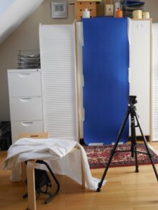 Abbildung 7: Das Bluescreen-"Studio": Es genügen eine blaue Isomatte und ausreichend Licht. Den Schrankgriff abzuschrauben, hätte die Einheitlichkeit des blauen Hintergrunds verbessert und das Herausschneiden des blauen Bereich in Kdenlive weiter erleichtert.