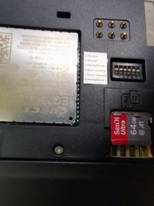 Abbildung 1: Oben rechts sehen Sie die als DIP-Schalter ausgelegten Kill-Switches. Sie erm&ouml;glichen es, Breitband, WLAN, GPS, Kamera und Lautsprecher einzeln auszuschalten.