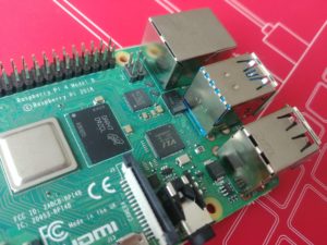 Abbildung 1: Anhand der Endnummer auf dem Speicherchip unterscheiden Sie die Varianten des RasPi&nbsp;4: D9WHZ (2&nbsp;GByte), D9WHV (4&nbsp;GByte) und jetzt neu D9ZCL (8&nbsp;GByte).