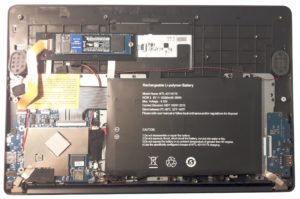 Abbildung 1: Das Pinebook Pro von innen: links oben die NVMe-SSD, links unten das Mainboard mit der CPU (abgeklebt) und der eMMC-Speicher (64&nbsp;GByte).