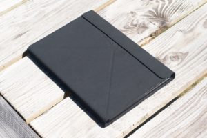 Abbildung 1: Das Tastatur-Cover des PineTab kostet 20 Dollar, schützt das Tablet und ermöglicht das Bedienen per Tastatur (Quelle: Martijn Braam, Lizenz: CC0 1.0 Universell).