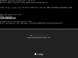 Abbildung 2: In der Praxis nervig: Das vom OpenSuse-Installer eingerichtete Setup fragt beim Systemstart zwei Mal nach derselben Festplatten-Passphrase.