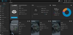 Abbildung 4: Das aufger&auml;umte Web-Interface von TrueNAS bietet neben einem &Uuml;berblick im Dashboard in der Seitenleiste Zugriff auf die weiteren Einstellungen.