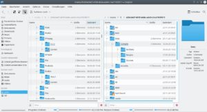 Abbildung 1: Links ein Ausschnitt aus dem Verzeichnis <code>/Programs</code>, in dem GoboLinux alle installierten Anwendungen in Unterordnern ablegt, rechts ein Blick auf den Dateibaum: Alle gewohnten Verzeichnisse einer Installation bestehen lediglich aus Symlinks.