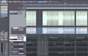 Abbildung 9: Die drei Parameterautomationen für den markierten MIDI-Kanal von Monosynth hat Ardour automatisch mit dem Eingang der Signale vom Keyboard aufgenommen. Die Kurve für einen Kompressorparameter in der Audiospur darüber ist per Hand eingezeichnet.