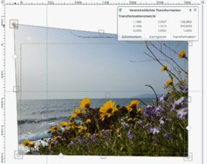 Abbildung 1: Die Hilfslinien im Bild helfen, den Horizont auszurichten. Über <span class="ui-element">Vereinheitlichtes Transformationswerkzeug</span> lässt sich das Bild beliebig drehen, skalieren und scheren.