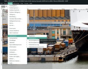 Abbildung 3: Wer es verpasst hat, die Kamera auf die Aufnahmesituation vorzubereiten, erstellt den Weißabgleich nachträglich in Gimp. Dazu kommt die automatische Funktion im Bildmenü <span class="ui-element">Farben</span> zum Einsatz.