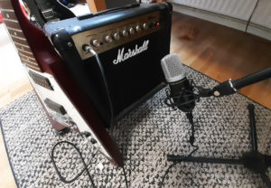 Abbildung 4: Das EM91-CU vor seiner Bewährungsprobe: Der kleine Marshall lässt die Gibson VLine schon auf 12 Uhr deutlich lauter erklingen als in Wohnzimmern üblich.