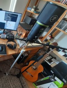 Abbildung 6: Der Poppschutz von Mackie passt gerade so über das erstaunlich leichte, aber große Gehäuse des Carbon. Auf ein richtiges Stativ montiert, gelingen damit schöne Aufnahmen von Gesang und Akustikgitarren ohne unerwünschte Spitzen.