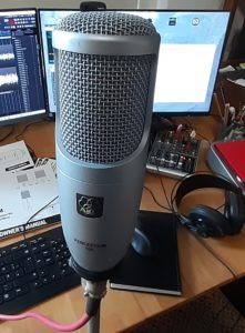 Abbildung 7: Das nur mit schwerem Gerät zerstörbare Gehäuse des Perception besteht aus 3 Millimeter dickem Aluminium. Seine Membran ist etwas größer als die der USB-Testkandidaten, obwohl es kleiner als das Carbon ist. Das XLR-Kabel führt zu einem Mackie-VLZ-402-Mixer, der als Vorverstärker und Stromversorgung fungiert.