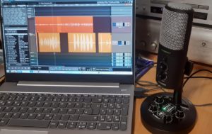 Abbildung 8: Auf dem Laptop ist Jack direkt mit dem Interface des Chromium gestartet. Das System läuft stabil und ohne Aussetzer bei Latenzen unter 10 Millisekunden. Auf dem Laptop arbeitet die mit dem Mikro gelieferte Musikproduktionssuite Tracktion Waveform 11.