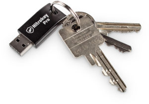 Abbildung 1: Den Nitrokey Pro 2 nutzen Sie nicht nur wie eine OpenPGP-Smartcard, sondern speichern auch Zugangsdaten ab und erzeugen Einmalpasswörter. Entscheiden Sie sich für den Nitrokey Storage 2, erhalten Sie außerdem einen verschlüsselten Massenspeicher von bis zu 64 GByte. Quelle: Nitrokey GmbH
